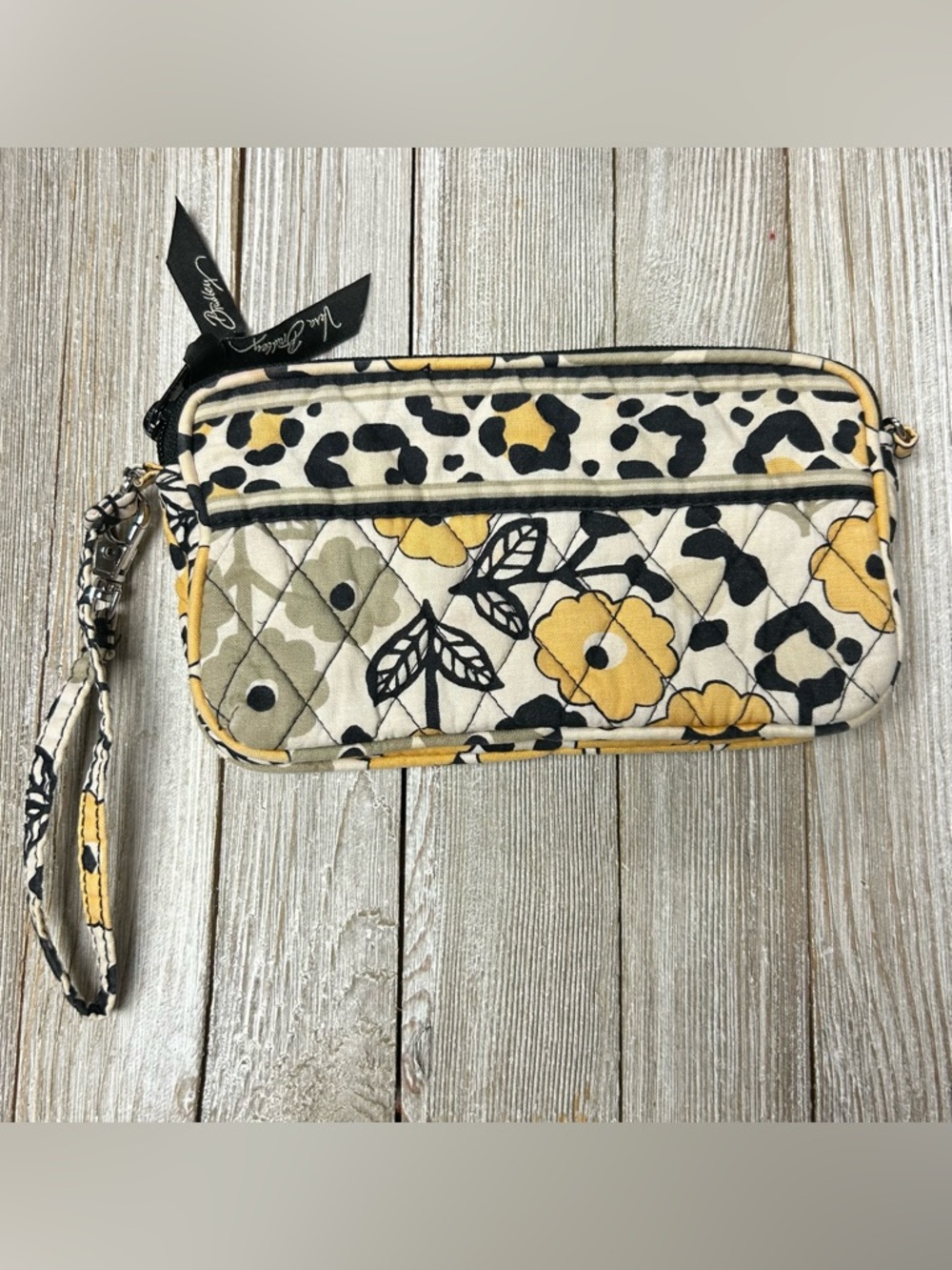 Vera Bradley • Quilted Wristlet